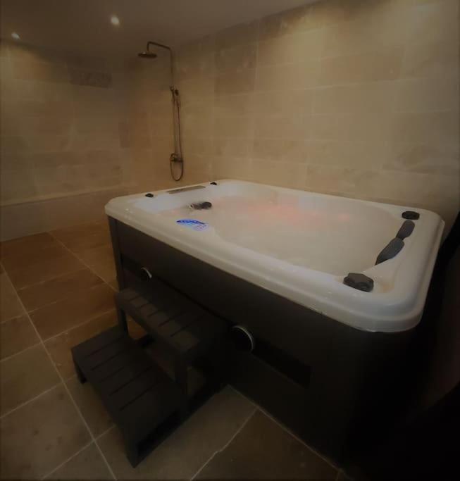 Nalan Orrygeois, Spa, Sauna, Proche Asterix Exteriör bild